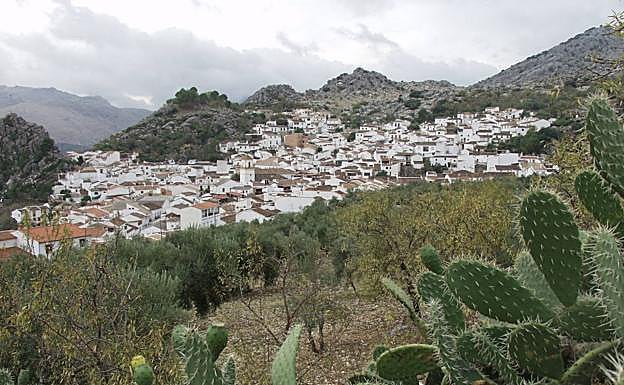 Imagen principal - Montejaque desde el camino que lleva a los Llanos de Líbar. Zona kásrtica que se ve tras la primera parte de subida. El camino discurre por un carril ancho.
