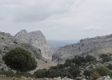 Imagen secundaria 1 - Montejaque desde el camino que lleva a los Llanos de Líbar. Zona kásrtica que se ve tras la primera parte de subida. El camino discurre por un carril ancho.