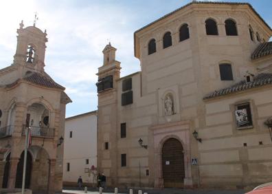 Imagen secundaria 1 - Un peregrino en el último tramo hacia Cartaojal.El inicio de la ruta está junto a la iglesia de Santiago. Señalética e indicaciones que hay en el entorno del Puente de los Remedios.