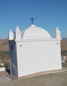 Imagen secundaria 2 - Buena parte del recorrido discurre por el antiguo Camino de Colmenar. Así se ve Carratraca al avanzar por esta ruta. La ermita del Calvario ofrece una vista espectacular de Ardales.