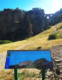 Imagen secundaria 2 - Senderista informándose en un panel de la Gran Senda de Málaga. Cascada bajo el Puente Nuevo. La Hoya del Tajo.