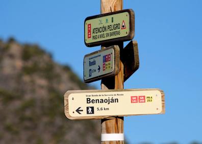 Imagen secundaria 1 - Carril que discurre junto al Guadiaro.Señalética en el cruce de la línea ferroviaria. Estación de Benaoján.