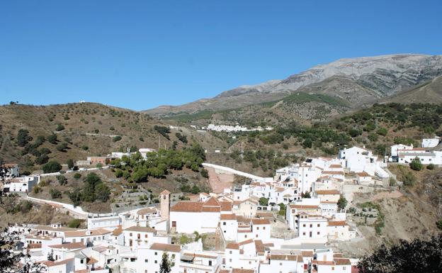 Imagen principal - Vista panorámica de Salares. Vista panorámica de Sedella. Al fondo, el azul del Mediterráneo.