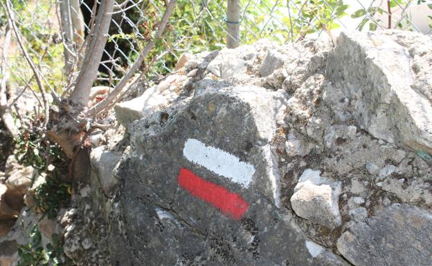 Imagen principal - La señalética de esta ruta se distingue con las franja blanca y roja. Municipio de Coín. Llanos del Nacimiento, tras pasar Coín.