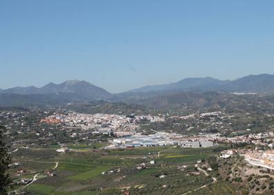 Imagen secundaria 1 - La señalética de esta ruta se distingue con las franja blanca y roja. Municipio de Coín. Llanos del Nacimiento, tras pasar Coín.