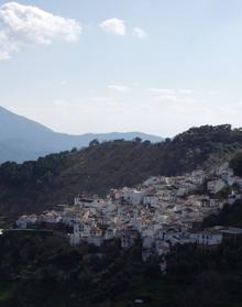 Imagen secundaria 2 - Aldea de Siete Pilas. FOTO: Gran Senda de Málaga. Vista desde el casco urbano de Benalauría. Vista panorámica de Benalauría a primera hora de la mañana.