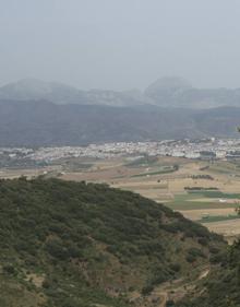 Imagen secundaria 2 - Cortijo de Lifa. Torre de Lifa. Al fondo, la ciudad de Ronda.