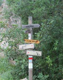 Imagen secundaria 2 - Señalética oficial de la ruta. Pinar de Nagüeles (FOTO: Gran Senda de Málaga). Esta ruta se cruza con la del arroyo de los Monjes.