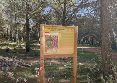 Imagen secundaria 1 - Punto donde el camino se adentra en el pinar de Las Carboneras. Cartel descriptivo del bosque de Las Carboneras. Parte del camino.