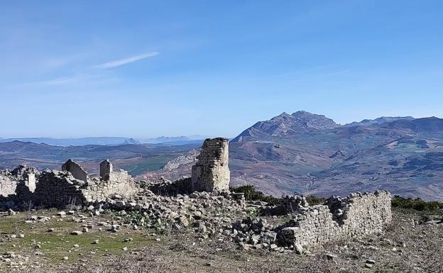 Imagen principal - Cortijo del Charcón. El paisaje de este conjunto kárstico recuerda al Torcal de Antequera. La erosión ha creado originales formas en las piedras.