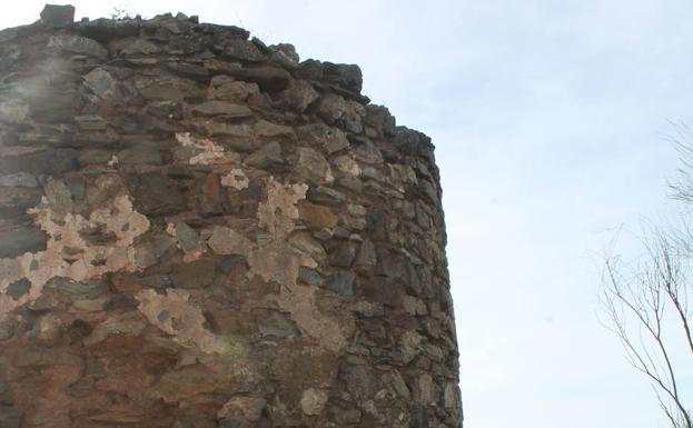 Imagen principal - Aproximación a la torre de los Verdiales. Desde la torre hasta la ermita hay un camino de un kilómetro. Ermita de los Verdiales.