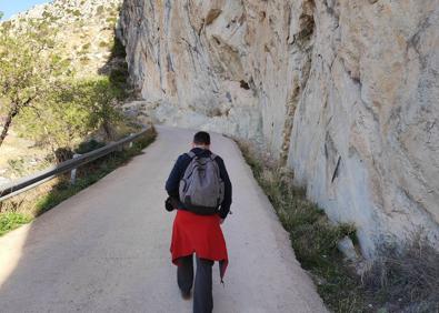 Imagen secundaria 1 - Es una ruta idónea para la observación de aves. Paso junto a los tajos del Cuervo. Hay un tramo que discurre por una carretera con poco tránsito de vehículos.