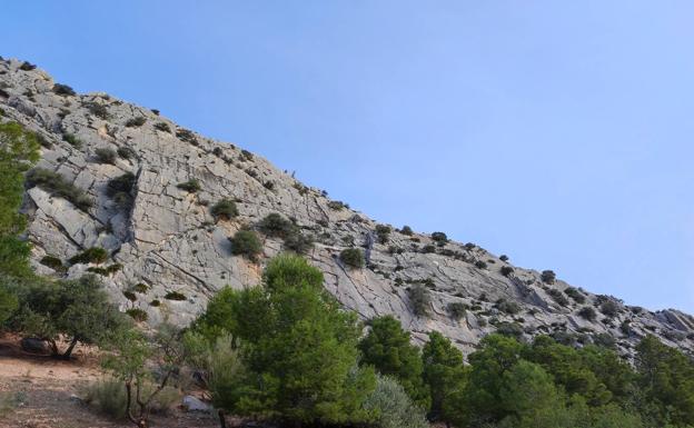 Imagen principal - Durante este recorrido se bordea la sierra de Abdalajís. Alberca y, al fondo, el antiguo cortijo de la Rejonada. Fuente de la Viuda.