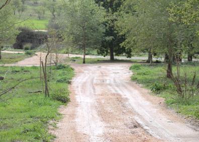 Imagen secundaria 1 - Cartel descriptivo en el inicio del sendero. El itinerario discurre junto al río. Meandro conocido como el 'Recoíllo'.