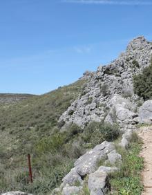 Imagen secundaria 2 - Sobre una antigua era hay un desvío para adentrarse en Los Riscos. Puerta que habrá que dejar cerrada tras pasar por ella. Camino angosto que entra en Los Riscos.