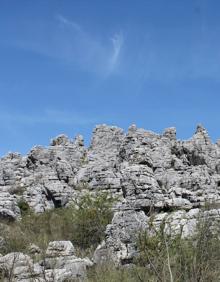 Imagen secundaria 2 - El paisaje recuerda al del Torcal de Antequera. Rincón Singular del Águila de Los Riscos. Este enclave tiene un gran valor geológico.