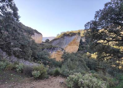 Imagen secundaria 1 - Una de las puertas por las que hay que pasar. Este conjunto geológico sorprende por su belleza. El arroyo de Sijuela puede llevar agua..