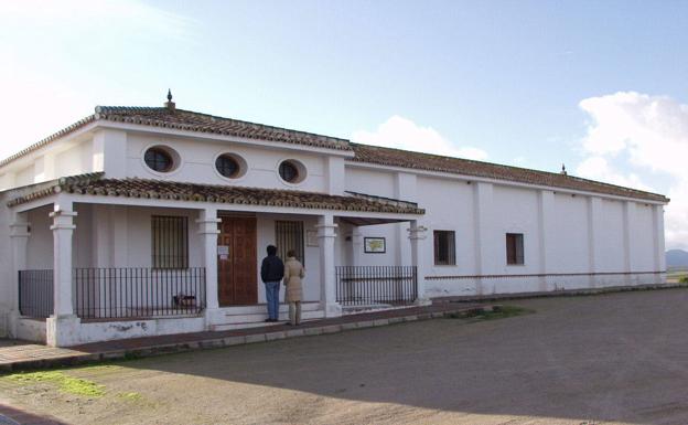 Imagen principal - El inicio dela ruta está en el centro de visitantes José Antonio Valverde.Laguna vista desde uno de los observatorios habilitados. Desde el perímetro de las lagunas se pueden avisar algunas especies ornitológicas.