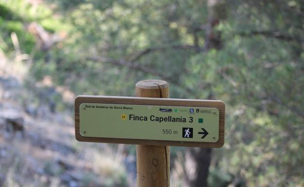 Imagen principal - Indicaciones para los últimos metros de recorrido. Este sendero tiene tramos comunes con otros de la red que hay en Sierra Blanca. Vista de la costa marbellí con el Estrecho de Gibraltar como telón de fondo.