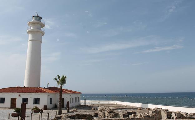 Imagen principal - El Faro de Torrox es el punto de partida. La ruta tiene apenas siete kilómetros de longitud. Tajo de la Virgen.