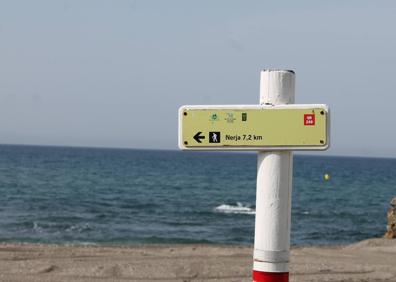 Imagen secundaria 1 - El Faro de Torrox es el punto de partida. La ruta tiene apenas siete kilómetros de longitud. Tajo de la Virgen.