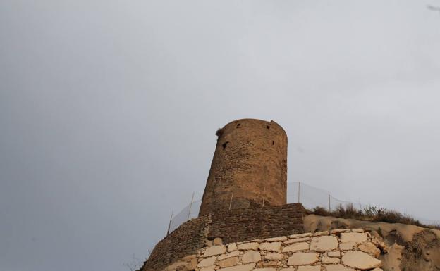 Imagen principal - Torre de Calaceite. Este camino alterna los arcenes con el arenal de la playa e incluso con aceras. Esta etapa coincide con la Senda Litoral de Málaga.