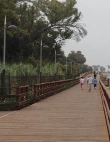 Imagen secundaria 2 - La playa del Cable guarda relación el pasado minero de Marbella. Este tramo es uno de los más espectaculares de la Senda Litoral de Málaga. Más de dos tercios del camino se hace por esta pasarela de madera.