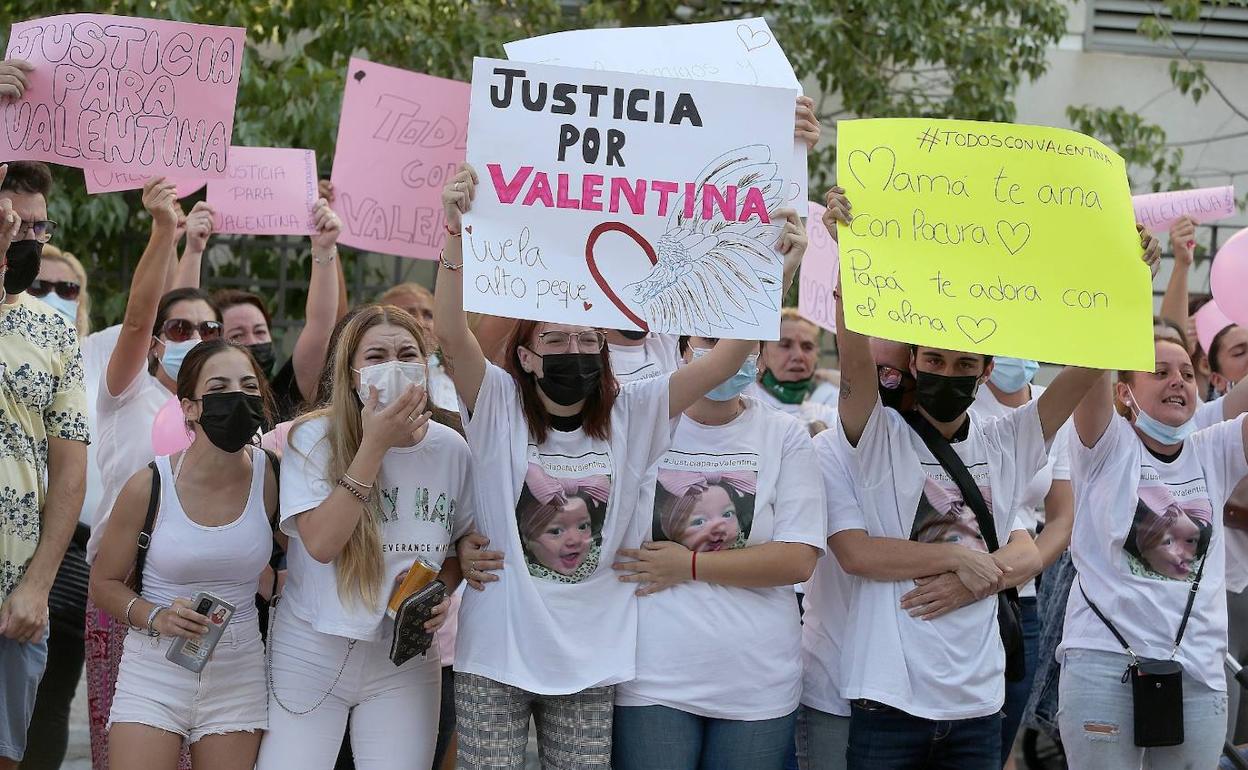 Un momento de la concentración en recuerdo de la pequeña Valentina. 