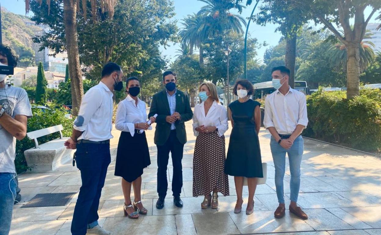 El portavoz socialista, con ediles de su grupo, esta mañana en el paseo del Parque, frente al Ayuntamiento.