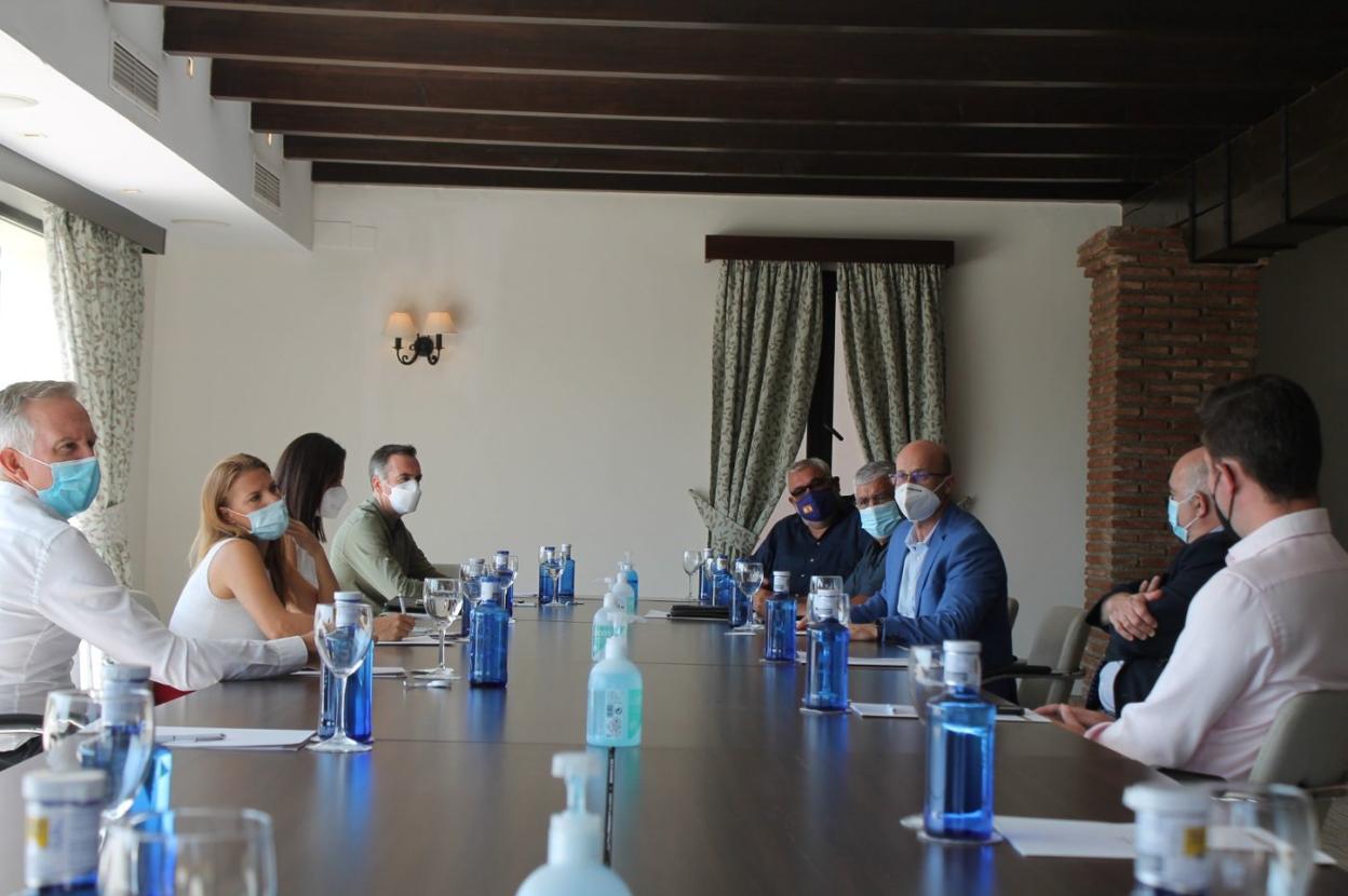 Los concejales de Turismo y Deportes de Mijas, ayer con empresarios del sector. i. gelibter