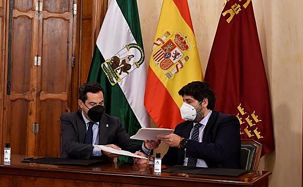 Juanma Moreno, y el presidente de la Región de Murcia, Fernando López Miras, en una imagen de archivo.