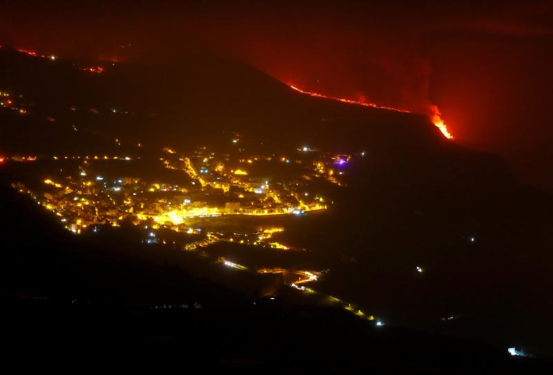 Imagen de la costa de Tazacorte con la lava tocando el mar al fondo.