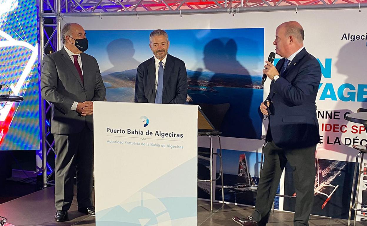 A la derecha, el alcalde de Antequera Manuel Barón en el acto en Algeciras.