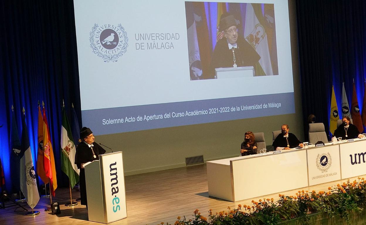 El rector, durante su intervención en el solemne acto de inauguración del curso académico de la UMA. 