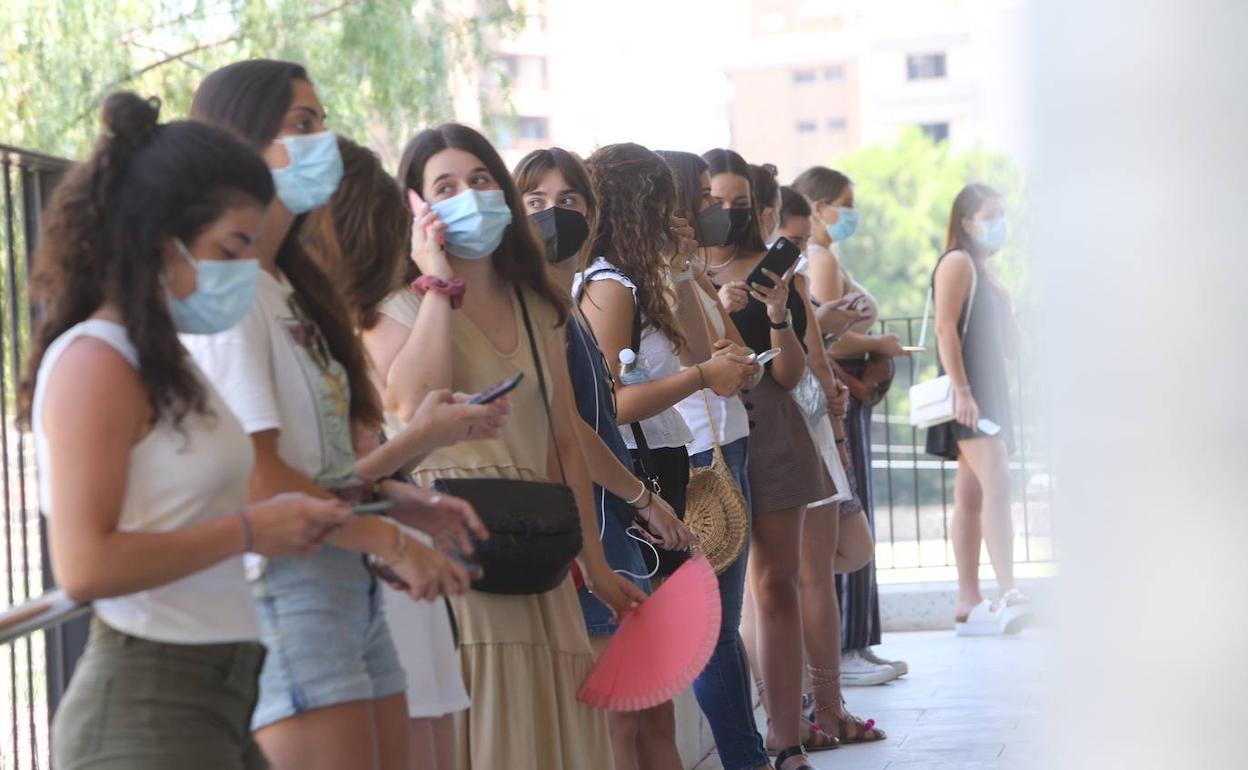 Estudiantes andaluces durantes sus examenes. 