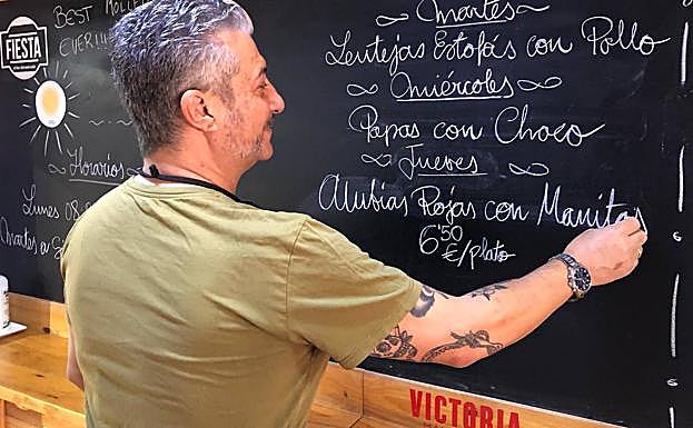 Imagen principal - Arriba, Rubén, alma del Bar Fiesta del Mercado de Marbella, 28 años entre los favoritos de la gente local. Abajo: la especialidad de 'Fiesta, el bar del Mercao de Marbella' son los molletes, sobre todo el de carne mechada, de los que son fans famosos chefs. En la última foto, en el Mercado del Carmen, Encarnes de Cholo permite disfrutar de un chuletón recién cortado por el carnicero y hecho en brasas de encina 