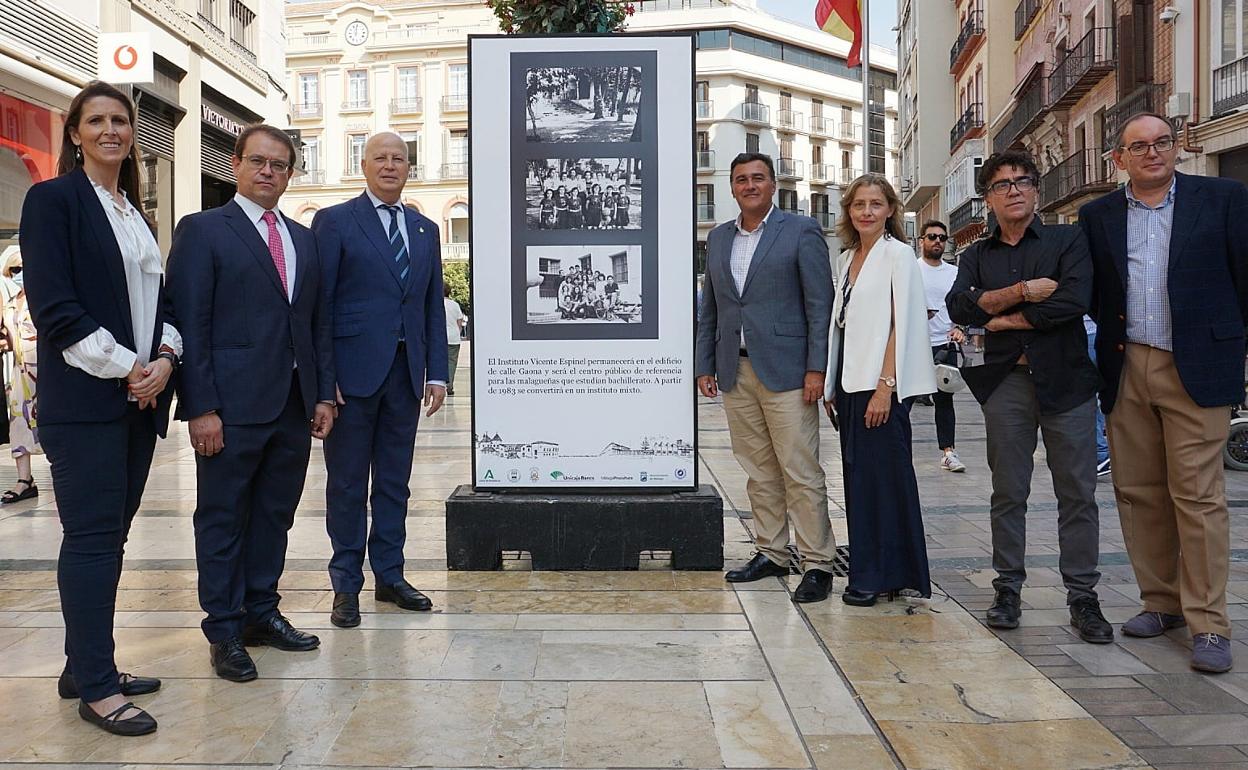 El consejero de Educación, con los directores de los institutos, comisarios de la exposición, el parlamentario Carlos Hernández y la delegada de Educación, ante uno de los paneles de la exposición. 