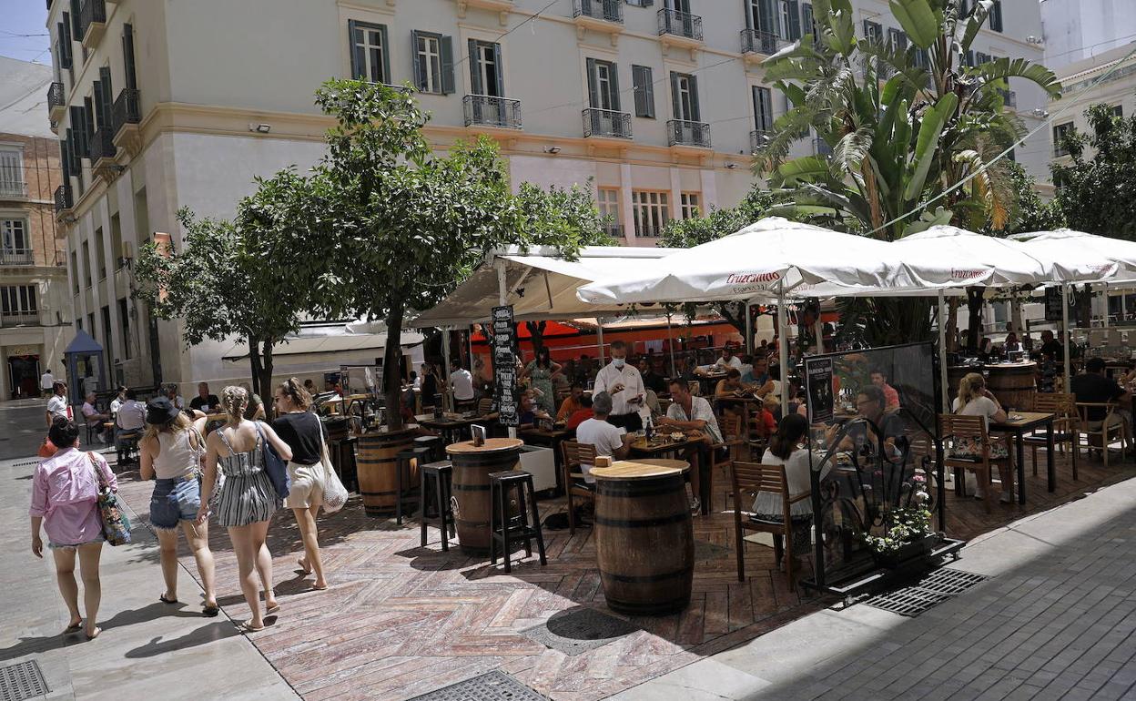 Detalle de una terraza, este verano, en la céntrica plaza de las Flores