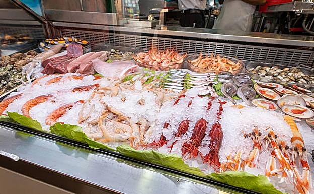 Imagen principal - Arriba, la vitrina de El Yerno (Atarazanas), que ha trascendido de mero bar de mercado a referente del producto en el centro. Segunda foto: la cuchara, una especialidad de José Andrés Jiménez, chef de Almijara, llega al Mercado de Salamanca. Por último, Cafetería Mercado Bailén, caracoles en salsa de almendra, callos, caldillo de pintarroja y vienas para el desayuno. Lo de antes, ahora.