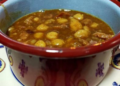 Imagen secundaria 1 - Arriba, la vitrina de El Yerno (Atarazanas), que ha trascendido de mero bar de mercado a referente del producto en el centro. Segunda foto: la cuchara, una especialidad de José Andrés Jiménez, chef de Almijara, llega al Mercado de Salamanca. Por último, Cafetería Mercado Bailén, caracoles en salsa de almendra, callos, caldillo de pintarroja y vienas para el desayuno. Lo de antes, ahora.