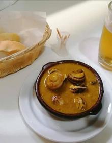 Imagen secundaria 2 - Arriba, la vitrina de El Yerno (Atarazanas), que ha trascendido de mero bar de mercado a referente del producto en el centro. Segunda foto: la cuchara, una especialidad de José Andrés Jiménez, chef de Almijara, llega al Mercado de Salamanca. Por último, Cafetería Mercado Bailén, caracoles en salsa de almendra, callos, caldillo de pintarroja y vienas para el desayuno. Lo de antes, ahora.