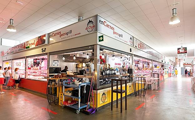 Imagen principal - La apertura de bares dentro de los mercados de abastos está cambiando su imagen (arriba, mercado del Carmen). Abajo, a apuesta por el vermú y el pajarete malagueño para animar el tapeo es un fuerte de El Añejo (Bailén). En la última foto, el Bar Cafetería del Mercado de Huelin, que abre a las 05.30 y ofrece desayunos y menús para todos los bolsillos.