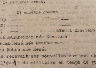 Imagen secundaria 1 - Arriba, página de las memorias con fotografías familiares. Abajo, la mención a Albert Einstein, primo en noveno grado de su mujer. Al lado, el símbolo judío que aparece en la primera página del documento