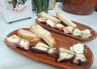 Imagen secundaria 1 - La apertura de bares dentro de los mercados de abastos está cambiando su imagen (arriba, mercado del Carmen). Abajo, a apuesta por el vermú y el pajarete malagueño para animar el tapeo es un fuerte de El Añejo (Bailén). En la última foto, el Bar Cafetería del Mercado de Huelin, que abre a las 05.30 y ofrece desayunos y menús para todos los bolsillos.