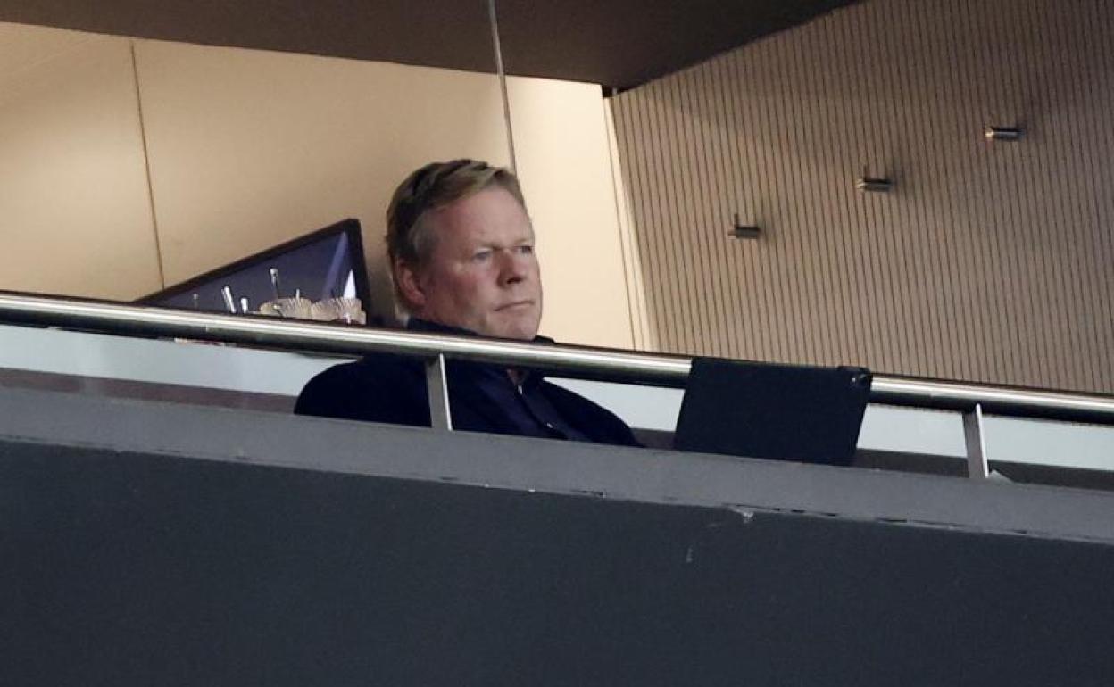 Ronald Koeman, en el palco del Wanda Metropolitano, al estar sancionado. 