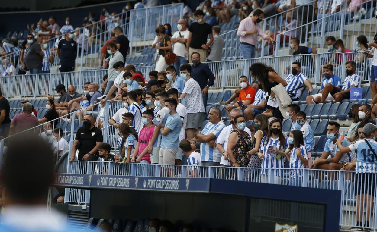 Aspecto de una zona de la grada de La Rosaleda en el partido de este domingo. 