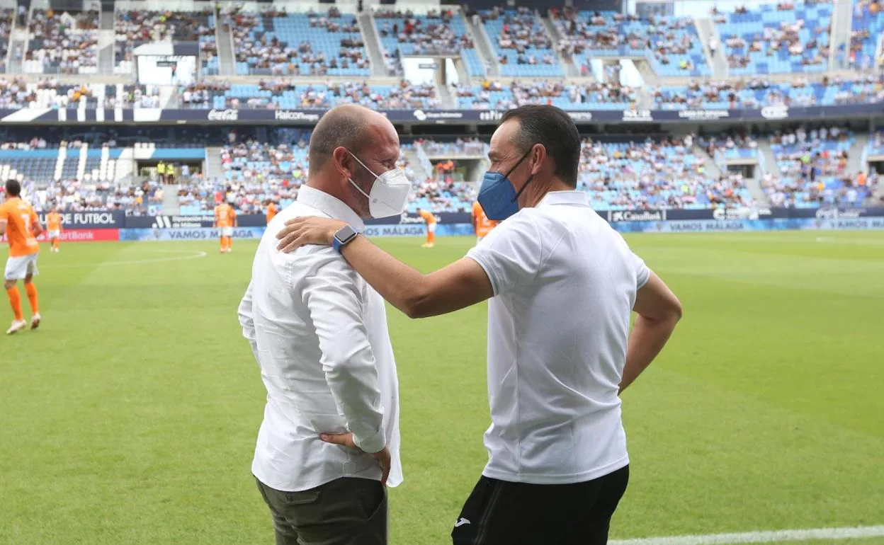 José Alberto López saluda a José Luis Oltra, su homólogo en el Fuenlabrada, antes del partido. 