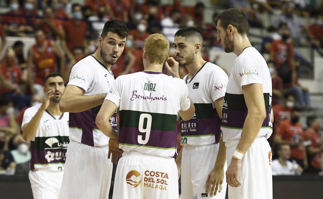 Los jugadores del Unicaja hablan durante el partido ante el Murcia. 