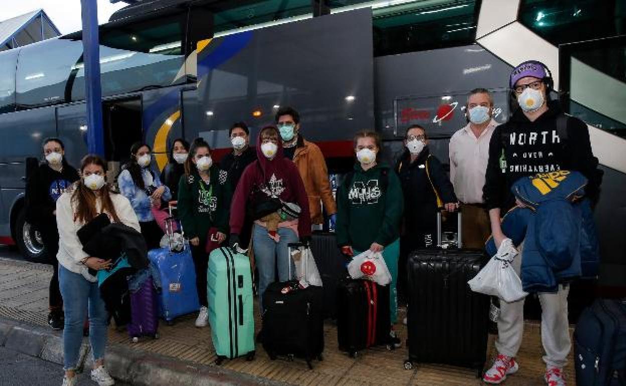 Un grupo de alumnos becados, a su regreso a Málaga en marzo del año pasado. 