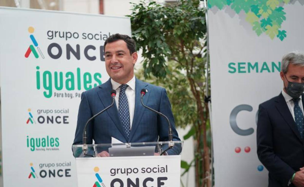 El presidente de la Junta de Andalucía, Juanma Moreno, inaugura la Semana de la Once 'Cononcenos'.